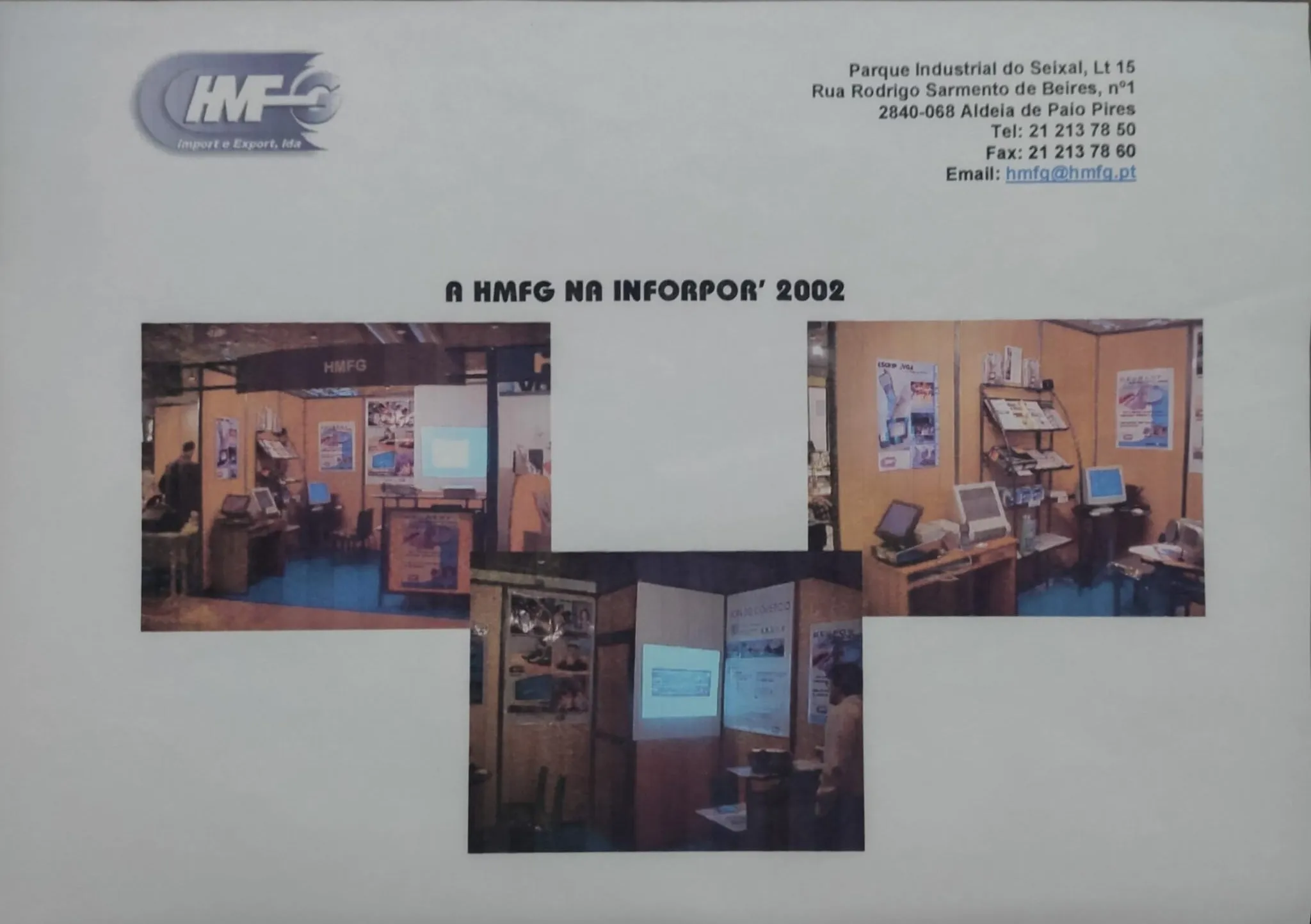 Folha de apresentação da HMFG com o cabeçalho da empresa e três fotografias do stand na feira Inforpor 2002: painéis de madeira com cartazes, monitores de tubo sobre secretárias e um expositor de brochuras.